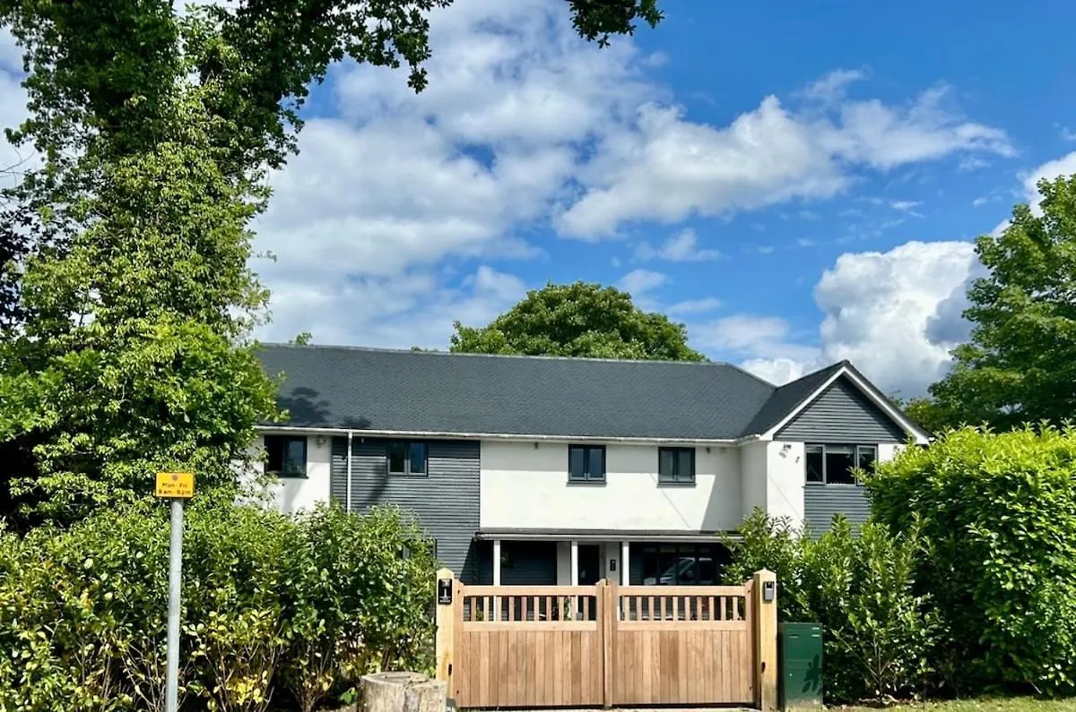 The Gatwick Cabin With Airport Parking Available Horley 0*,