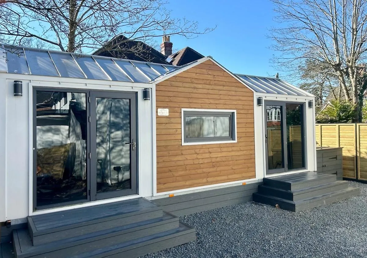 Chalet The Gatwick Cabin With Airport Parking Available Horley United Kingdom