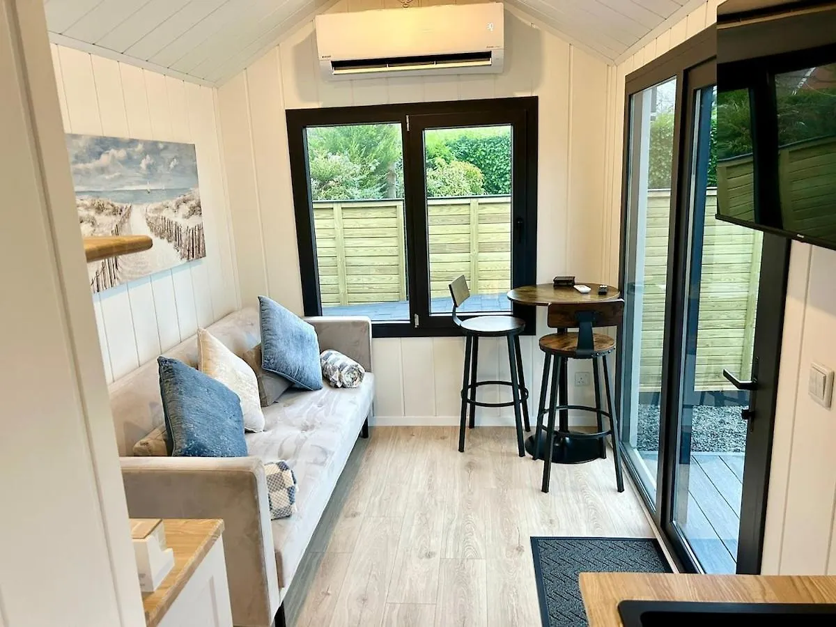 The Gatwick Cabin With Airport Parking Available Horley Chalet