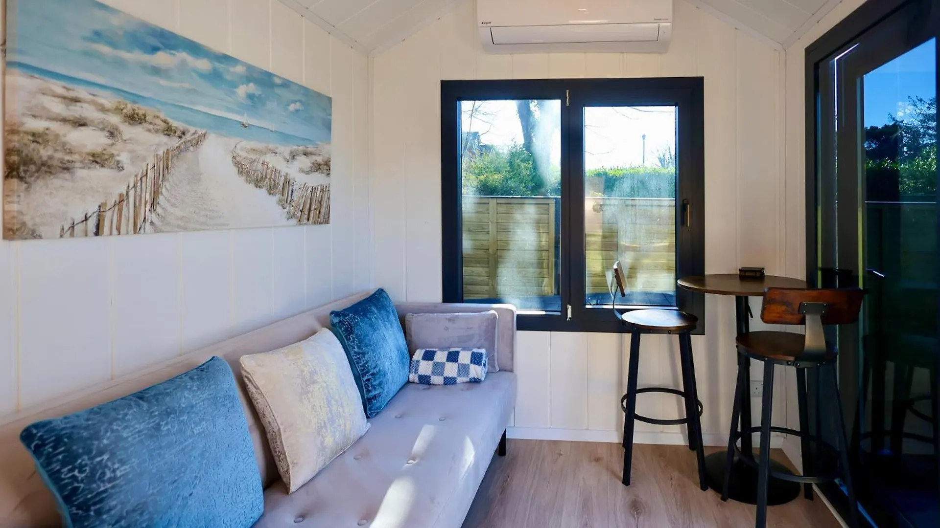 The Gatwick Cabin With Airport Parking Available Horley Chalet