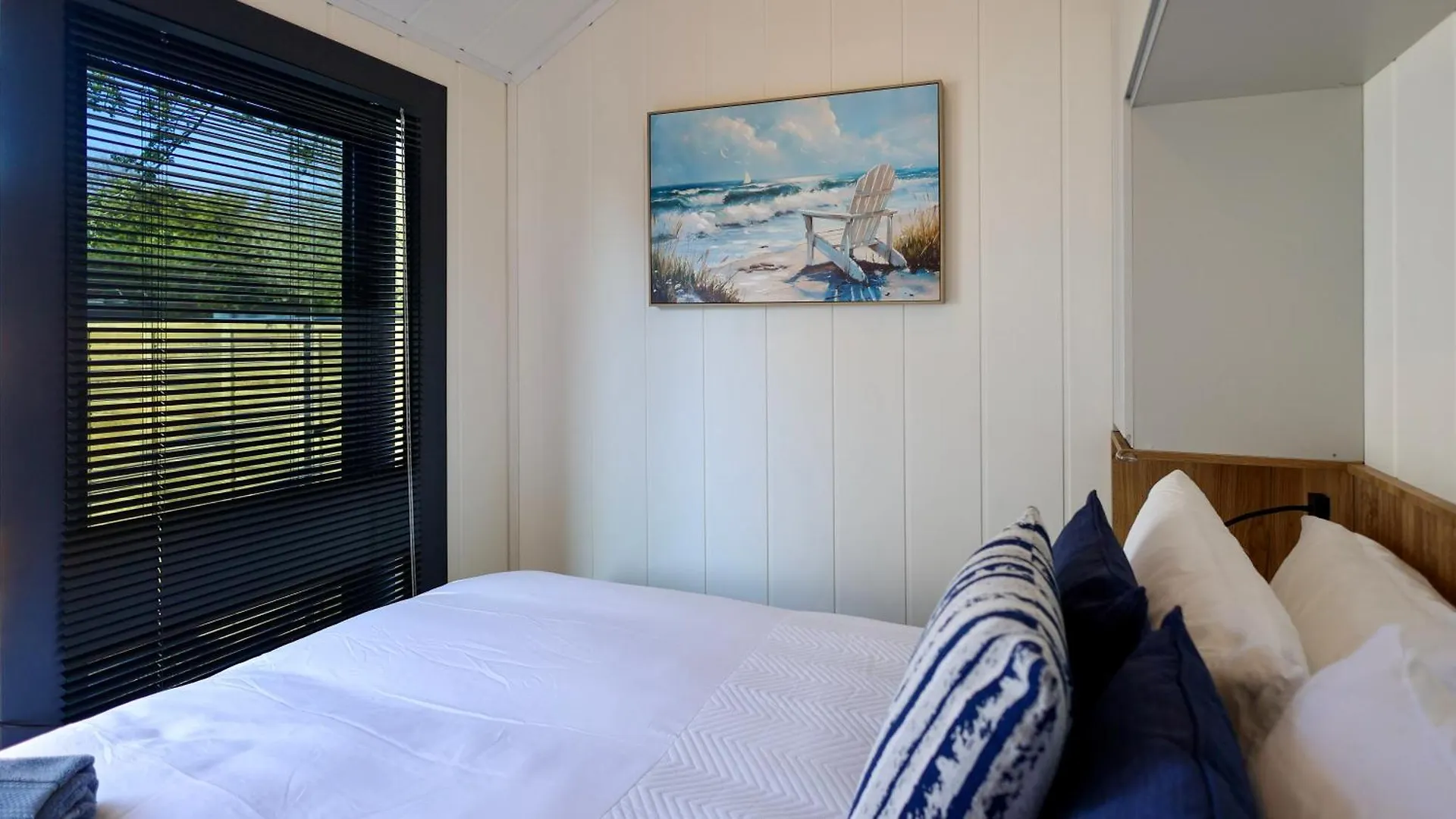 The Gatwick Cabin With Airport Parking Available Horley 0*,  United Kingdom