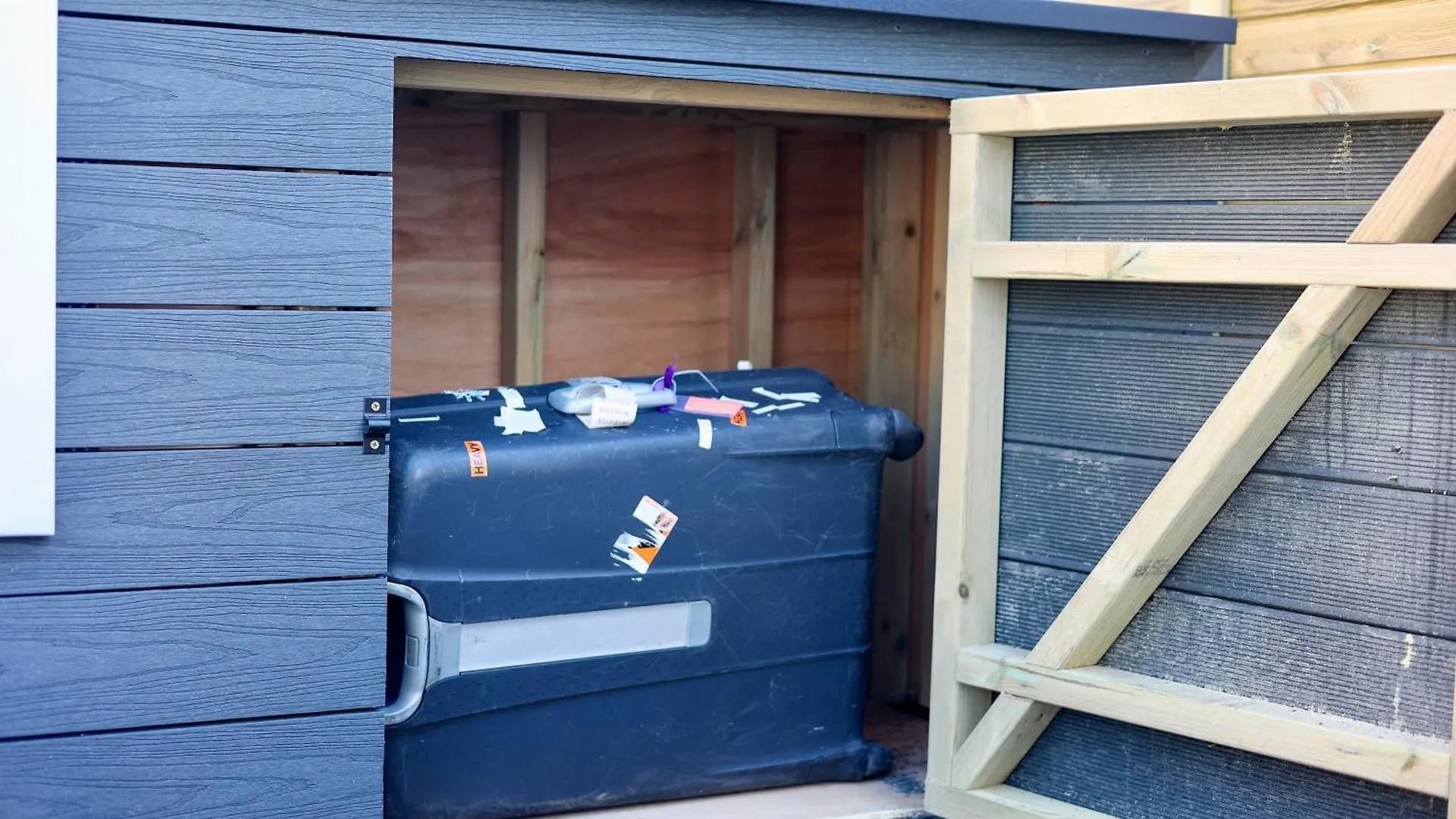 The Gatwick Cabin With Airport Parking Available Horley