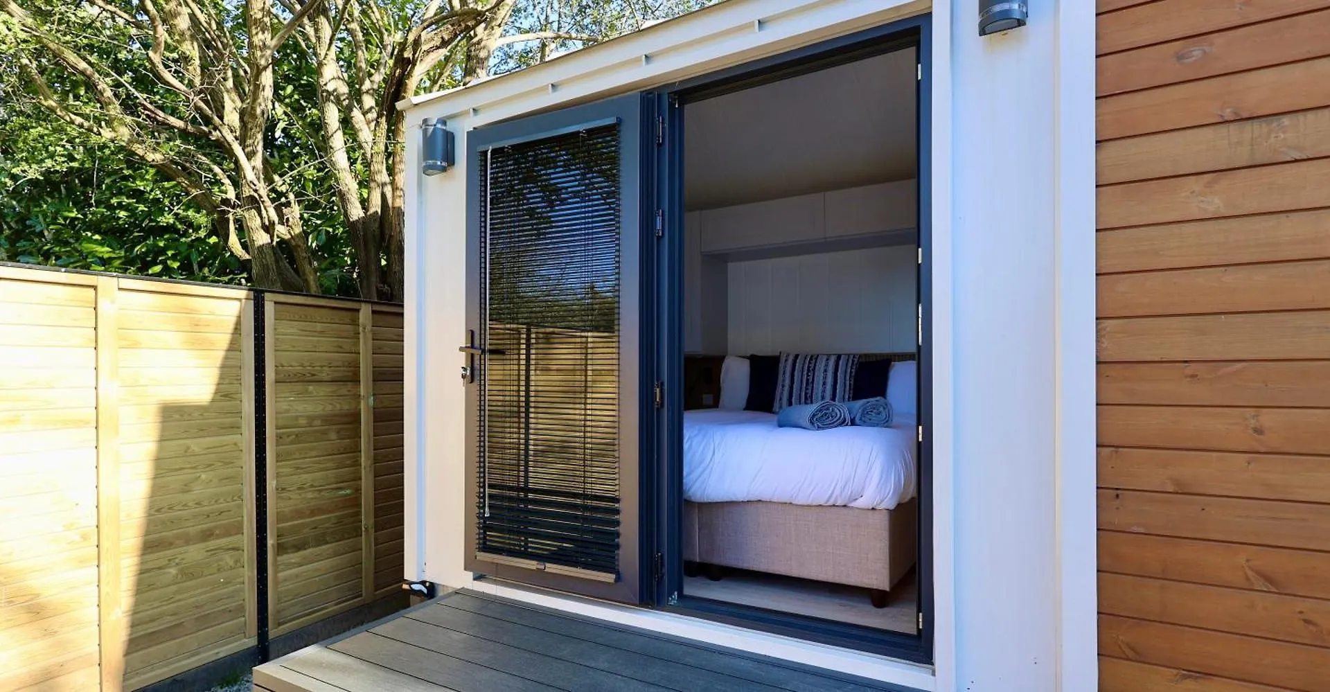 The Gatwick Cabin With Airport Parking Available Horley