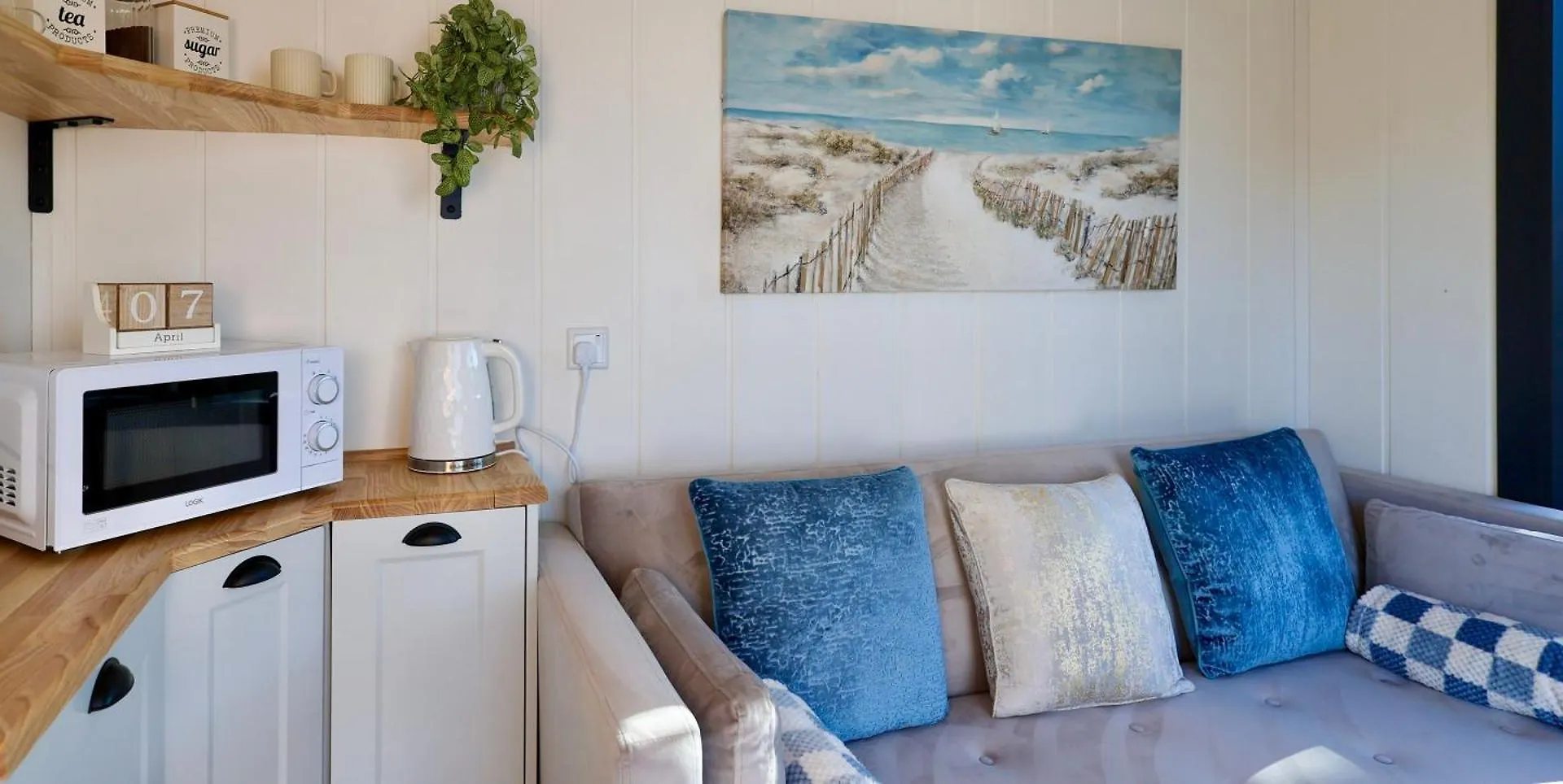 The Gatwick Cabin With Airport Parking Available Horley United Kingdom