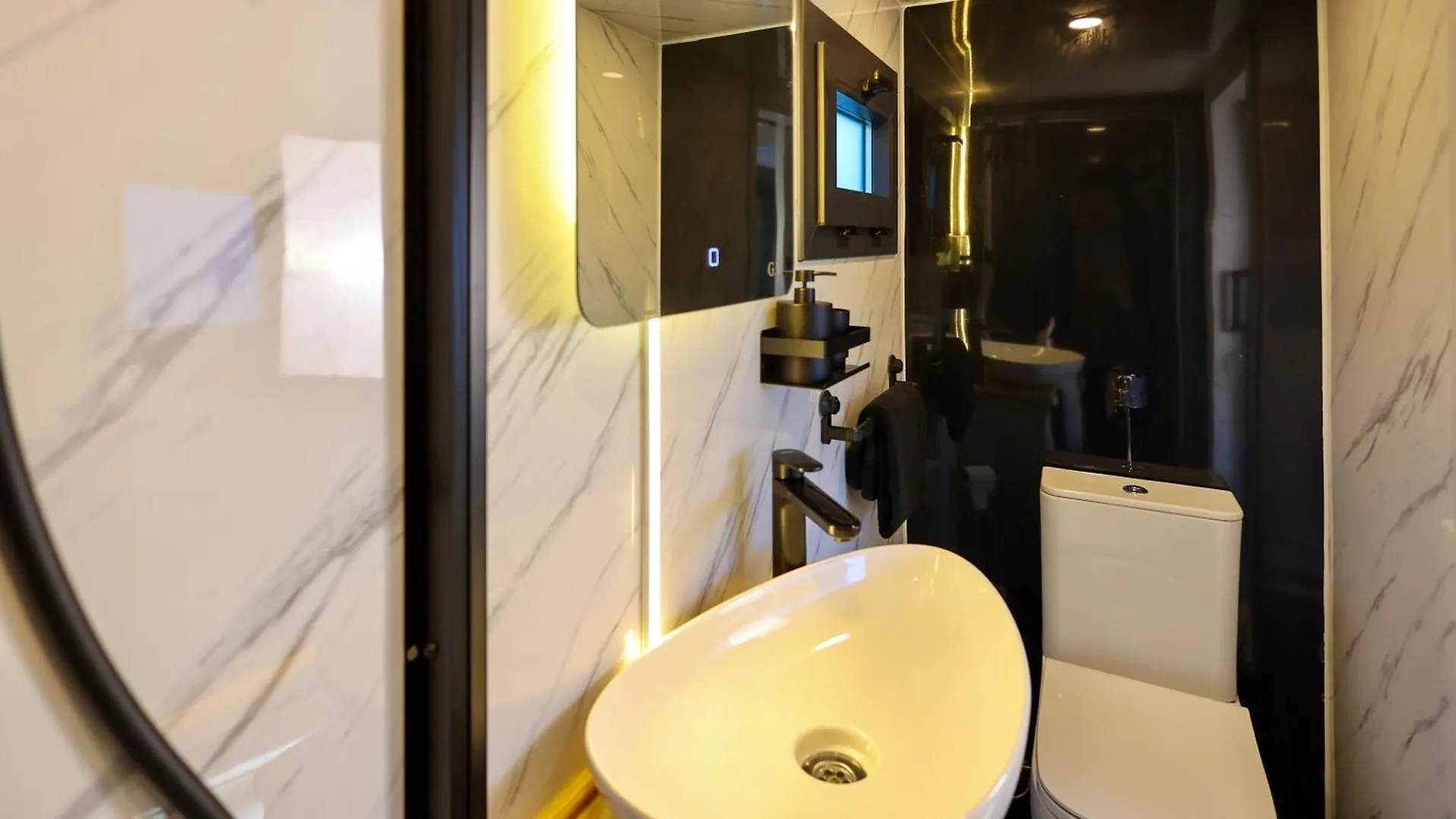 Chalet The Gatwick Cabin With Airport Parking Available Horley United Kingdom