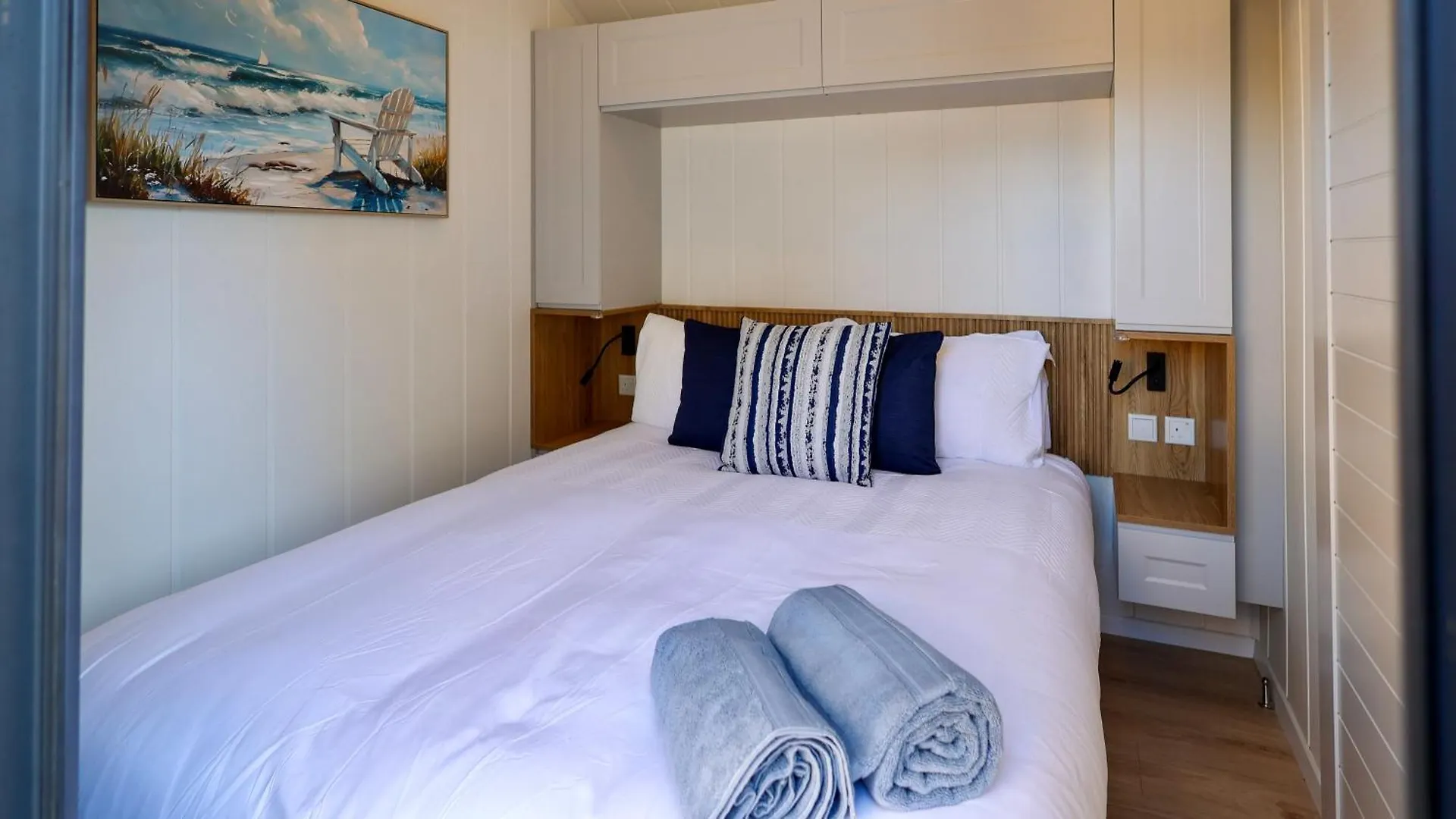 The Gatwick Cabin With Airport Parking Available Horley 0*,