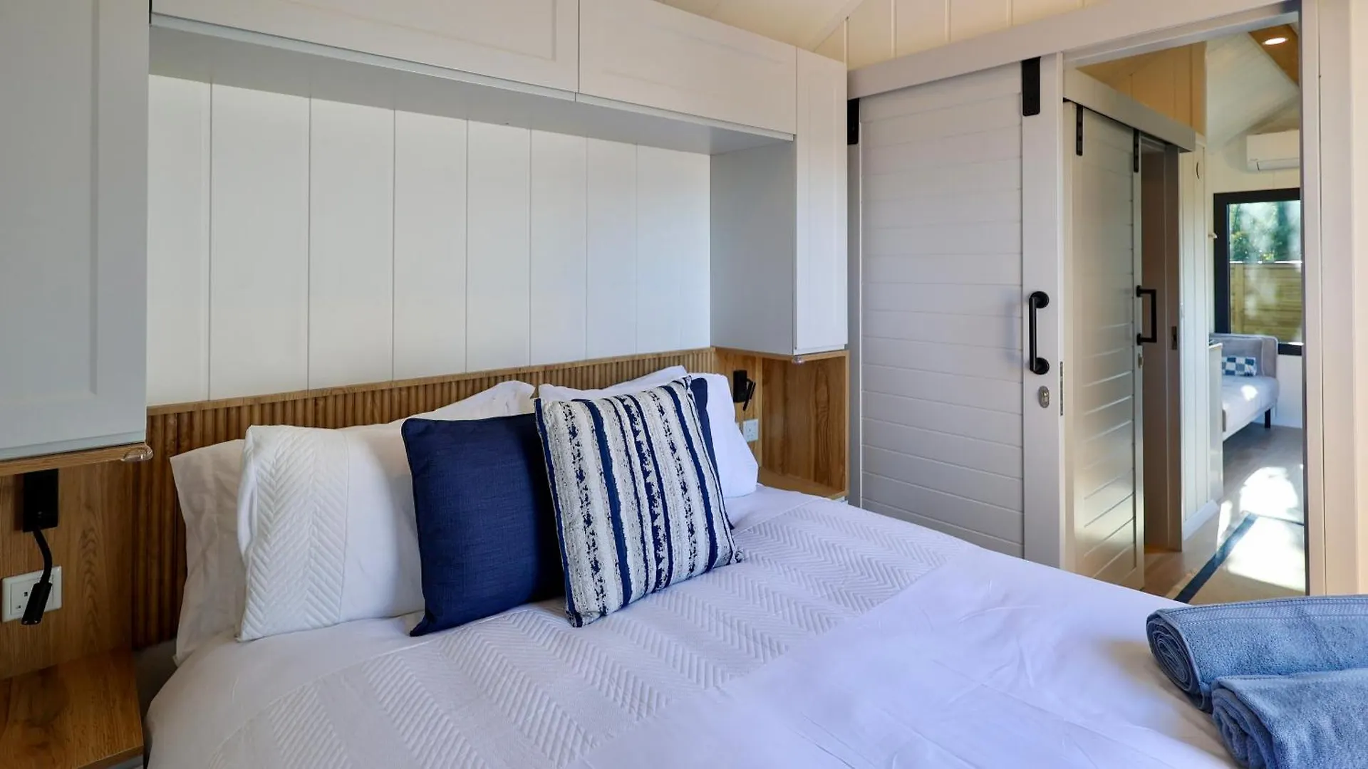 The Gatwick Cabin With Airport Parking Available Horley